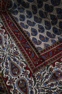 Obrus z Isfahanu niebieskie kropelki  100x100cm